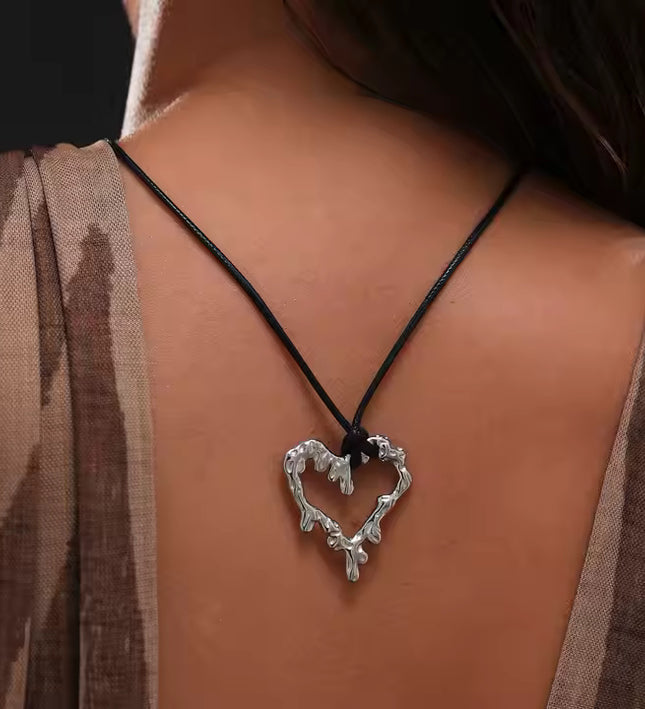 SCULPTED HEART CHARM NECKLACE