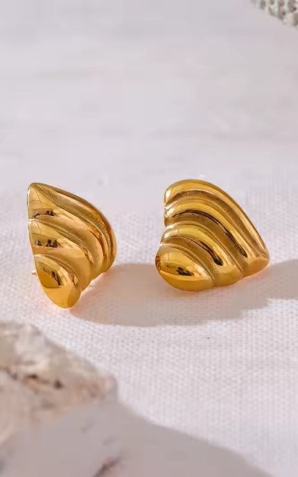 Eternal Heart Earrings – Sculpted Love in Gold