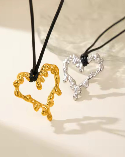 SCULPTED HEART CHARM NECKLACE