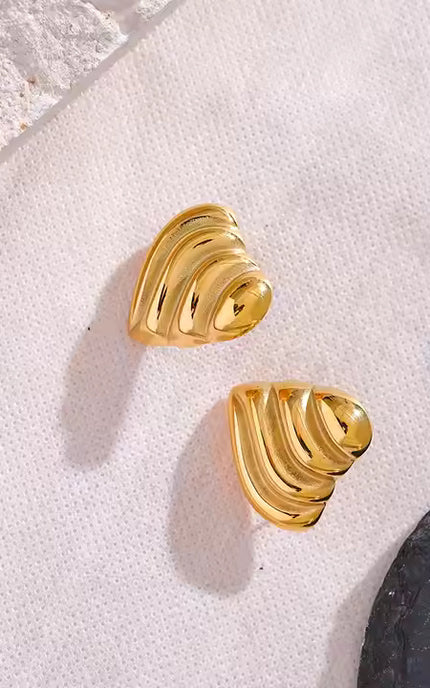 Eternal Heart Earrings – Sculpted Love in Gold