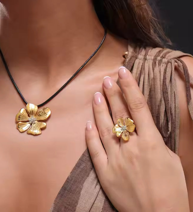 GOLDEN BLOOM NECKLACE