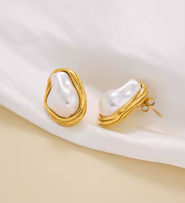 OYSTER LUXE PEARL STUDS