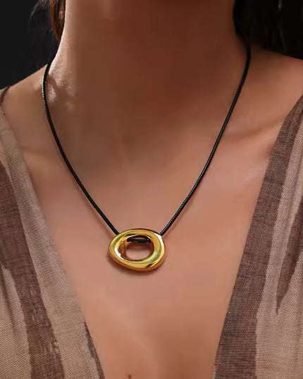 GOLDEN OVAL PENDANT - NECKLACE