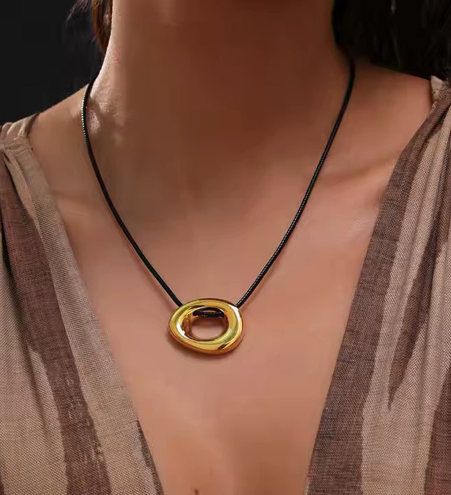 GOLDEN OVAL PENDANT - NECKLACE