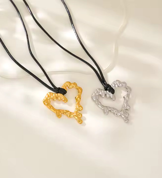 SCULPTED HEART CHARM NECKLACE